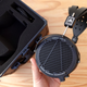 Los auriculares incluyen este estuche protector para guardarlos y para transportarlos.